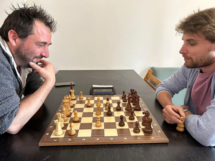 Flavien Forestier et Adrien Demuth jouant aux échecs