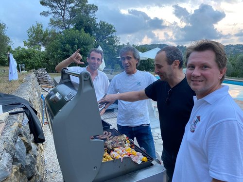 Flavien et ses amis autour d'un barbecue
