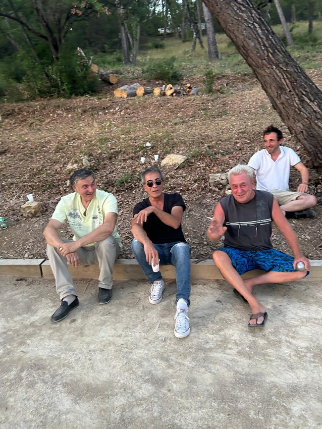 Flavien et ses amis lors d'une après-midi pétanque à la Brague