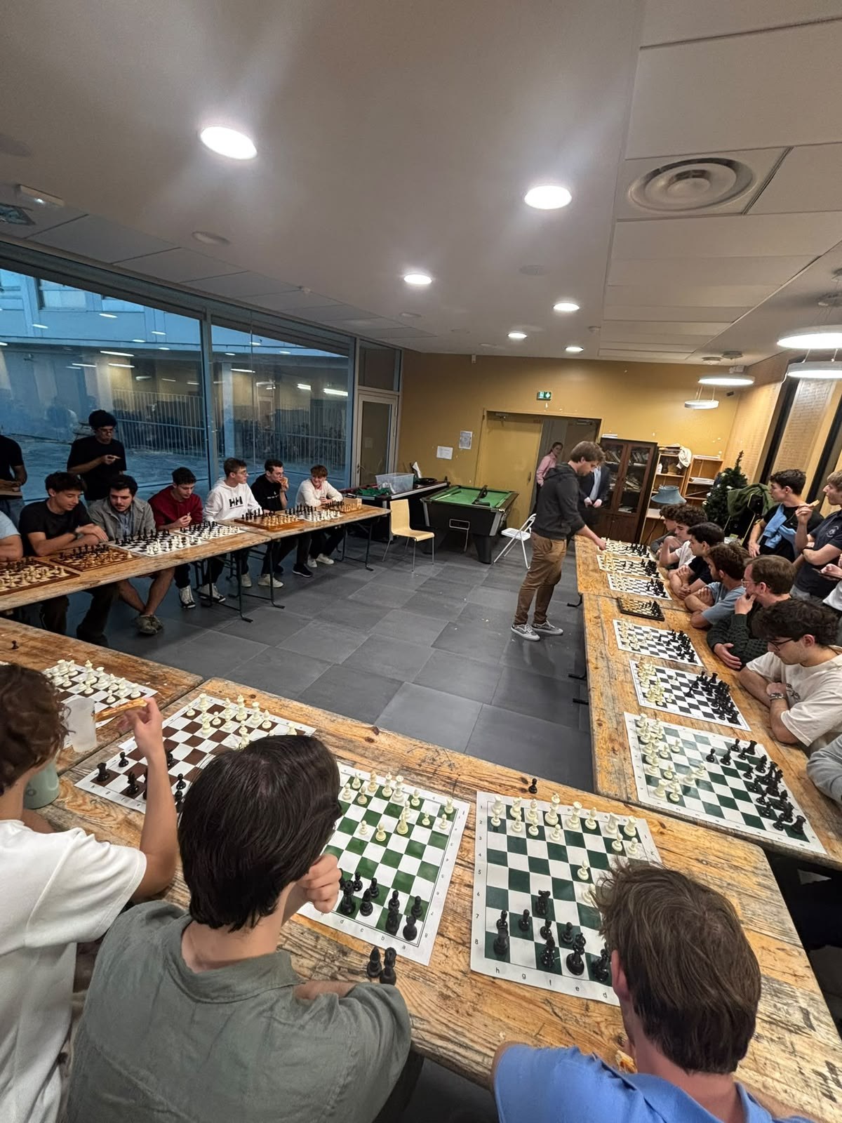Adrien Demuth joue une simultanée sur 20 échiquiers à Polytechnique